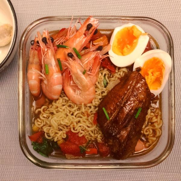 下班回家不想炒菜,折腾着来了版奢华的方便面