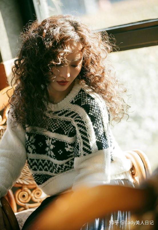 王鸥的头发又炸开了羊毛卷造型又摩登又搞笑配上复古红唇绝了
