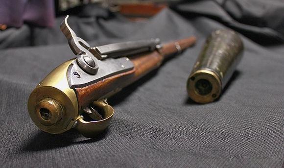 军用气枪威力强劲,射速远超燧发枪,而且下雨天也可以使用,还没有声音