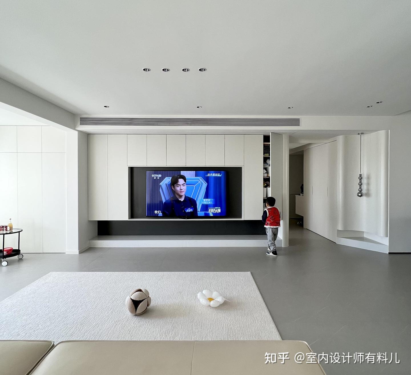 老公执意在客厅打一排柜子,入住后发现真香,邻居看了照搬回家 - 知乎