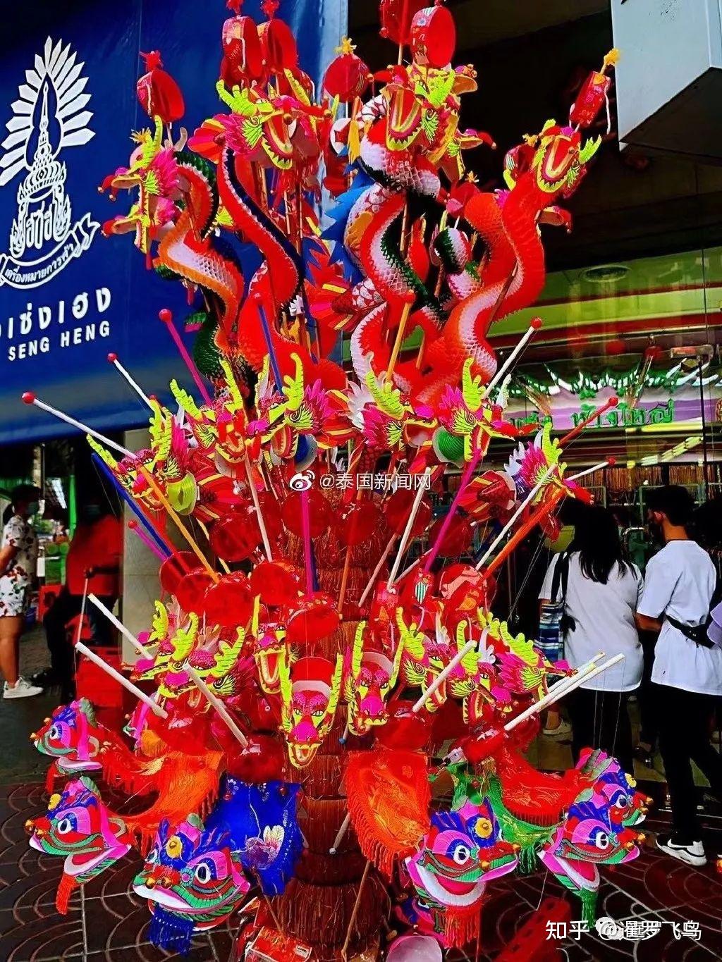 泰国曼谷唐人街,张灯结彩年味浓,熙熙攘攘人从众