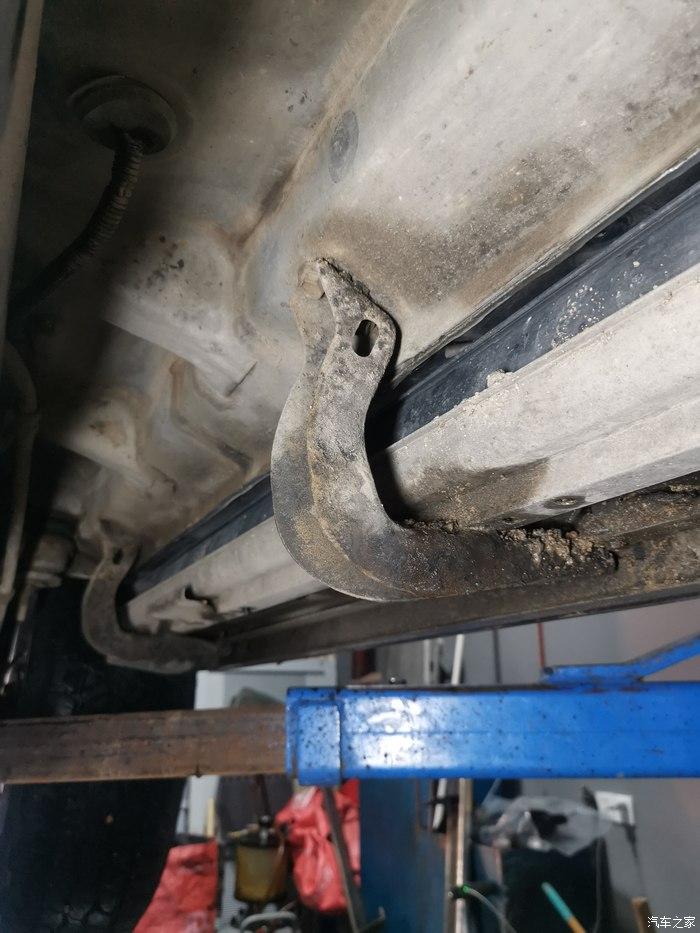 这个是后面的防撞梁这个是后面的防撞梁后面有没有追尾从这里看.