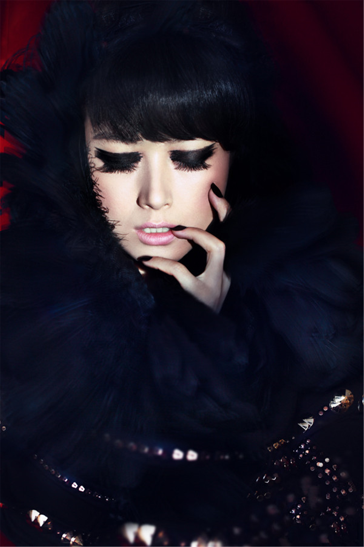 蒋欣,她的烟熏妆也许很多人欣赏不了,透露出无尽的狂野美,超宽的黑色