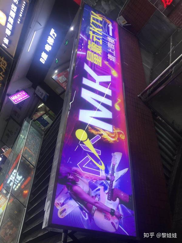 ktv用得比较多.很炫的感觉.四是有种材质叫3m布,3m灯箱布.