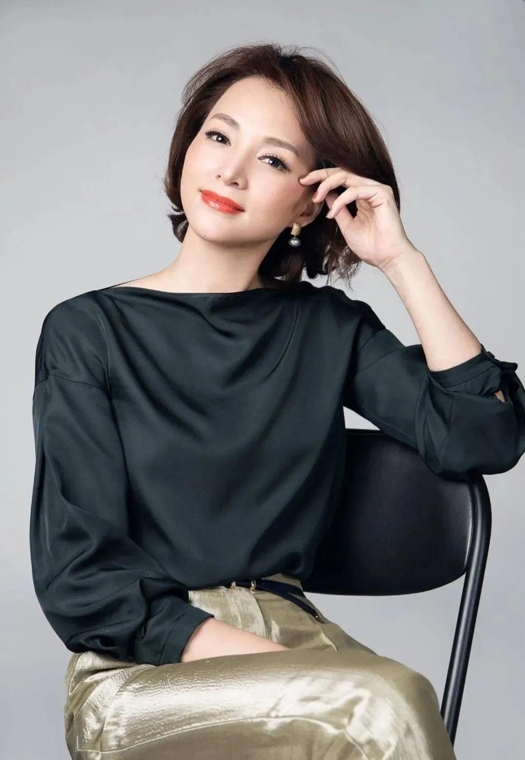 奔五女人不用刻意装嫩学学董卿的优雅穿搭知性大方有气质