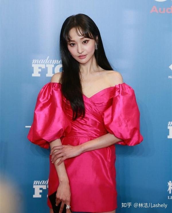 rasario枚红色短裙在郑爽身上有一种意外的性感,甚至还有一些香港风情