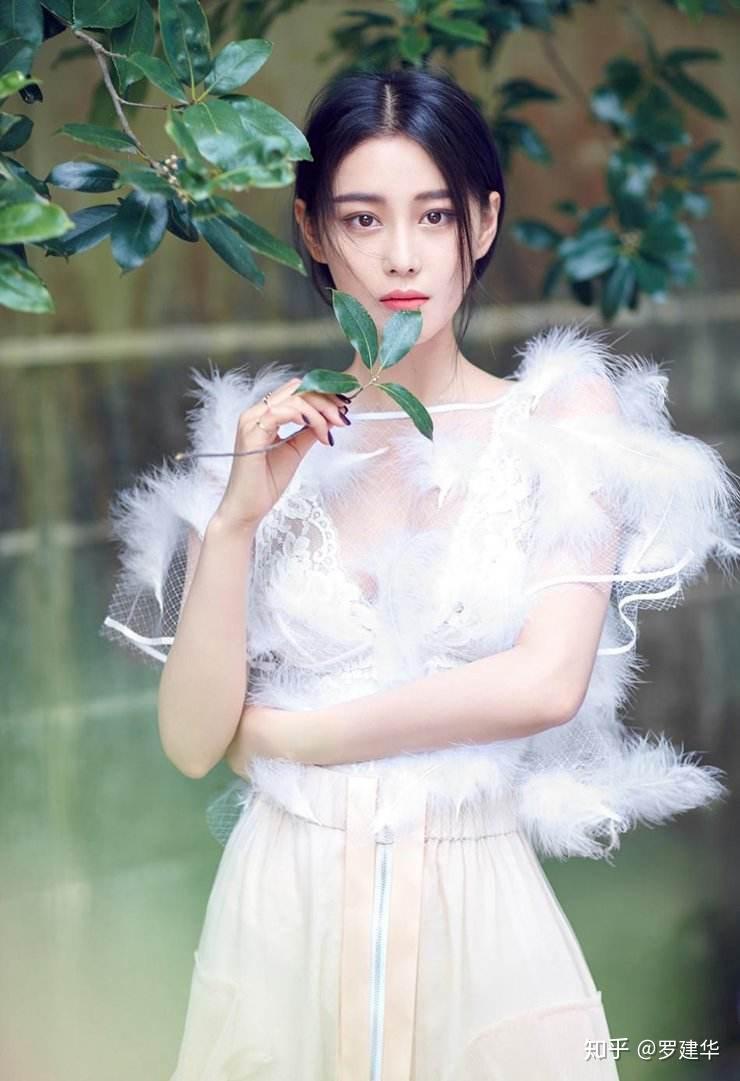 担任过世界杯足球宝贝,张馨予一头清爽红色短发,美在变化 - 知乎