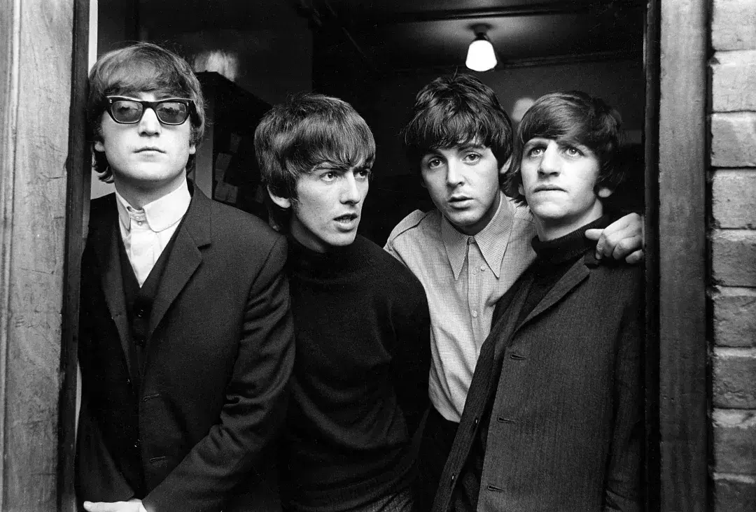 洛卡比里(rockabilly)是摇滚乐最早的形式之一,在"猫王"埃尔维斯