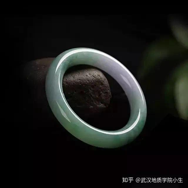 什么时候戴手镯手是最软的 v2-f27634adb218ab9c13855d30fb201f8e_r.jpg