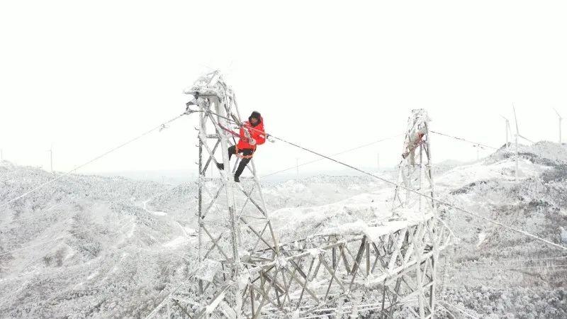 12月15日,國家電網山西省電力公司施工人員在該省運城市聞喜縣加緊