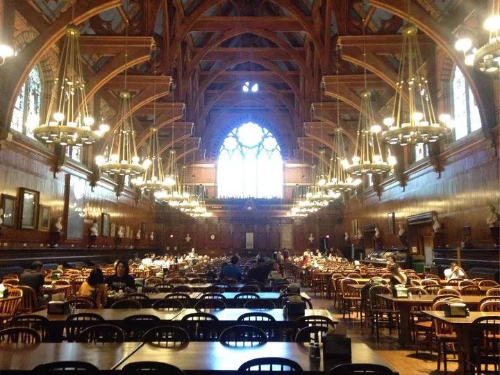 harvard university(哈佛大学 )哈佛共有14个各具特色的食堂,分别满足