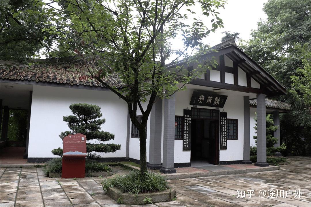沫若堂建筑群,由鼎堂碑林,陈列馆,观景平台,郭沫若雕塑四部分组成