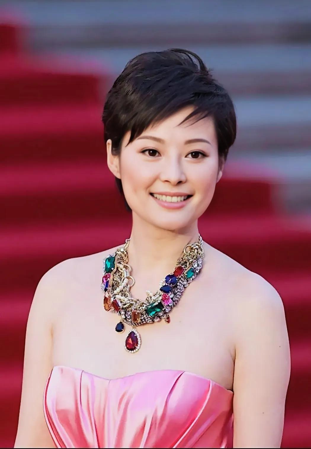 袁立,拒绝富豪徐威的求婚,将前男友变成了张怡宁丈夫,有点可惜