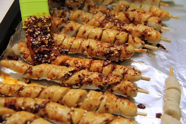 将面筋均匀的刷上辣椒油,排入垫了锡纸的烤盘,放置约30分钟再烤更