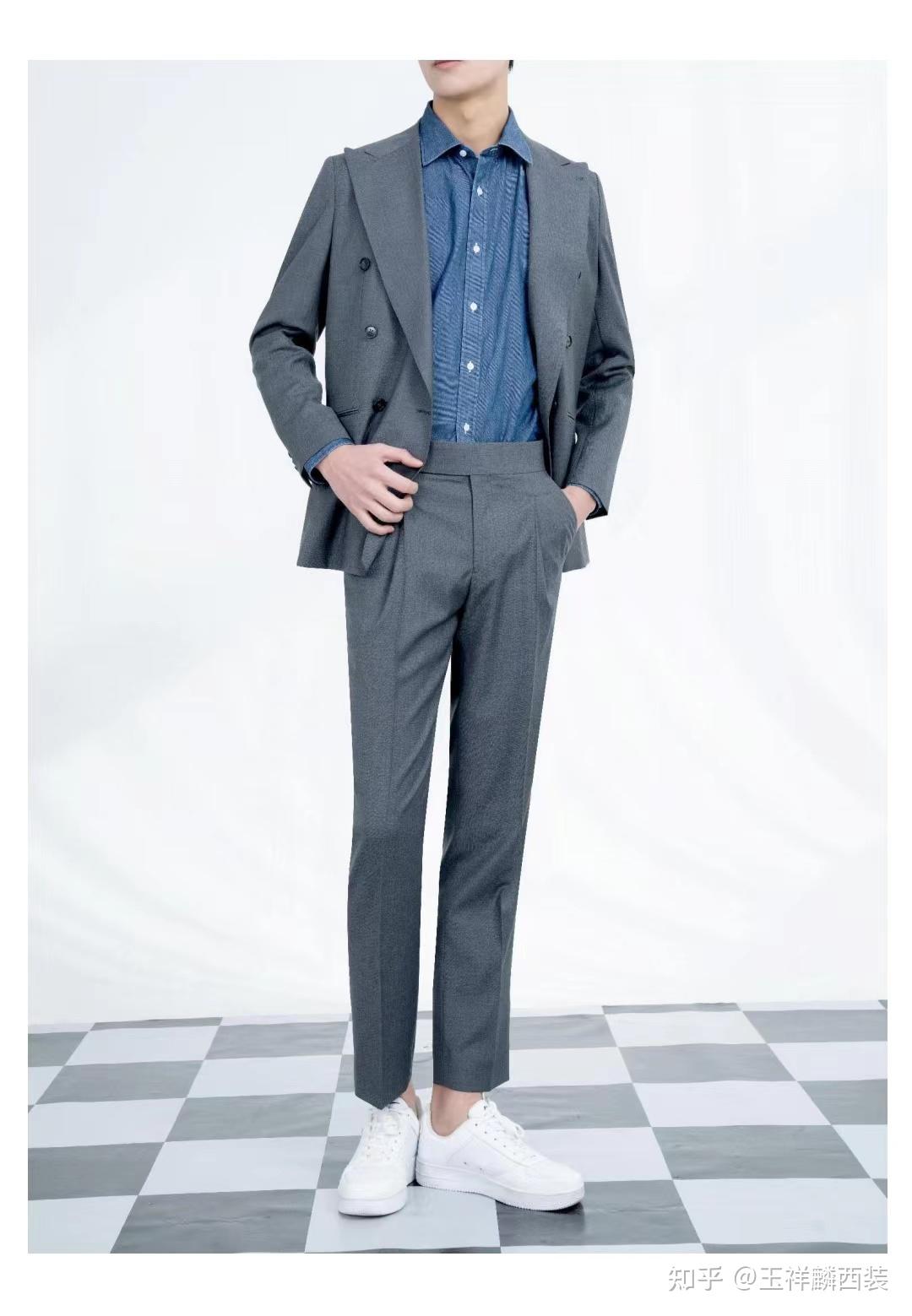 玉说的纯白的运动鞋搭配西服出来的效果是这个样子的,搭配西服套装再