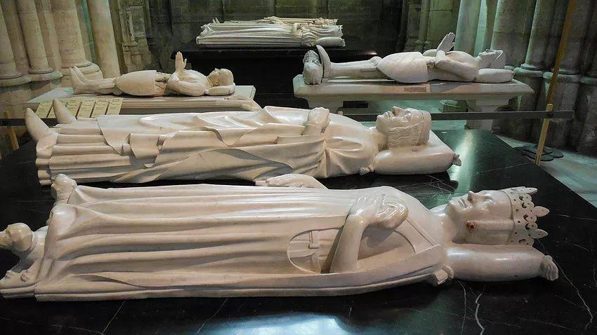 中世纪时,欧洲人认为往棺材里放有价值的东西是野蛮的行为.