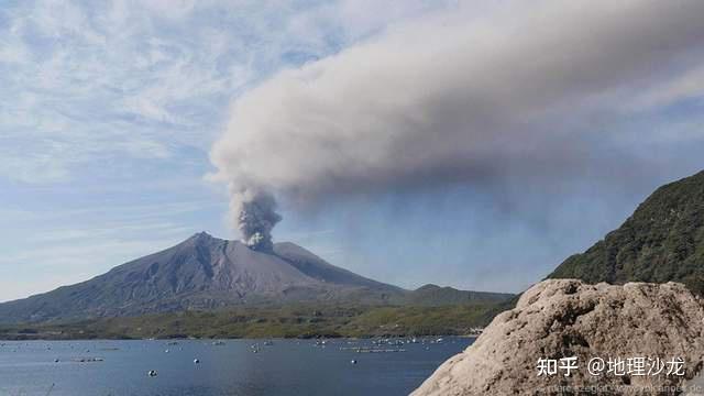 日本櫻島火山強烈噴發火山灰柱高達3400米離富士山越來越近