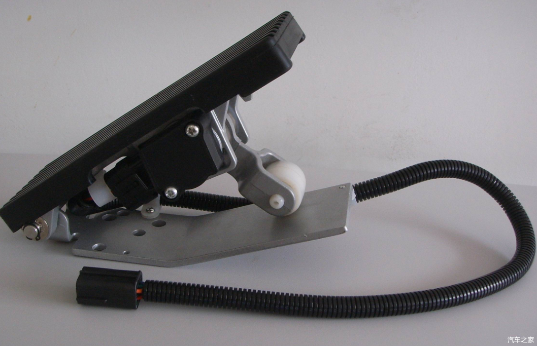 豪车爱用风琴式油门普通车一般是悬吊式油门它们有什么差别