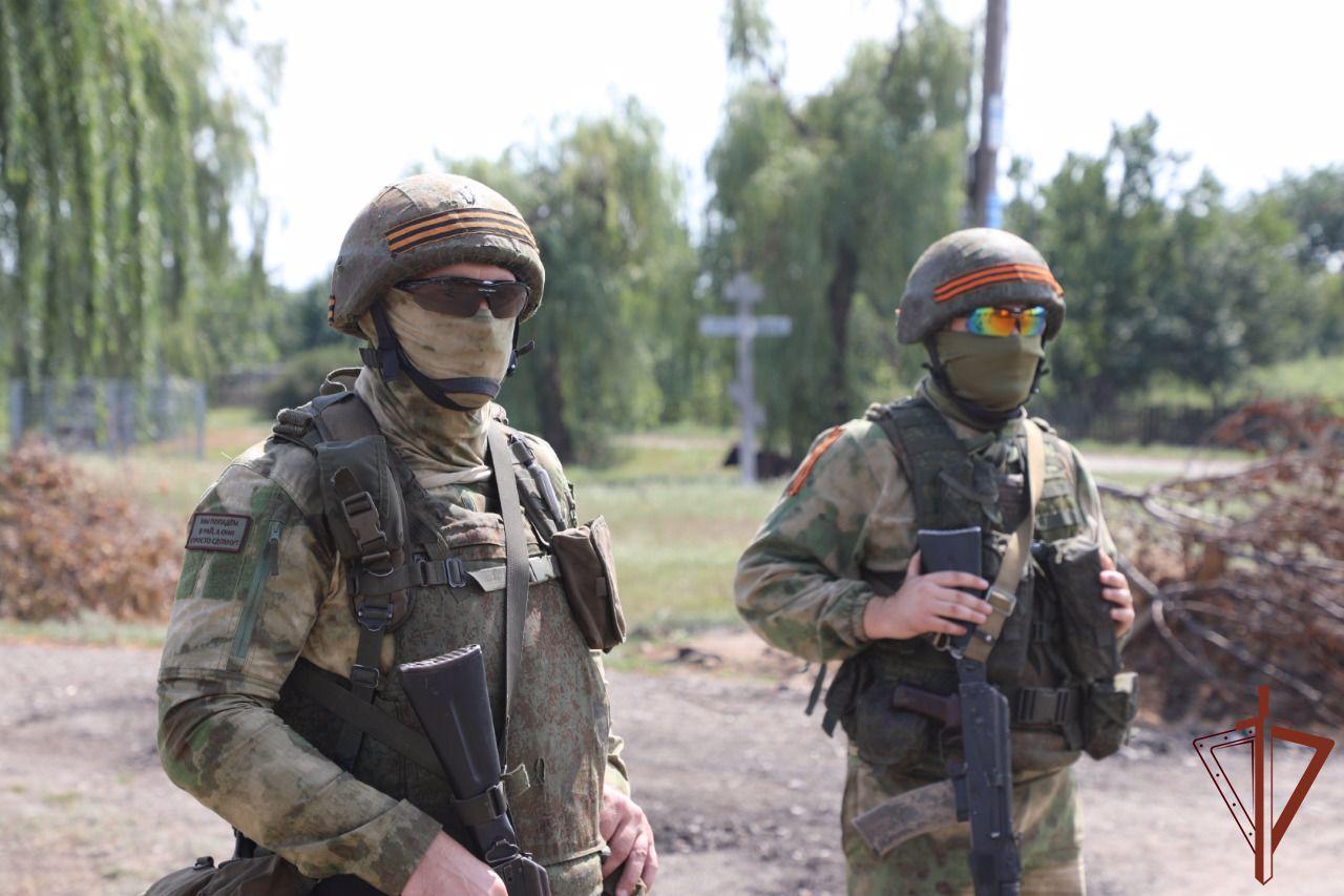 2022年9月中旬在战场前线执行侦察任务的国民近卫军成员,协助友军伏击