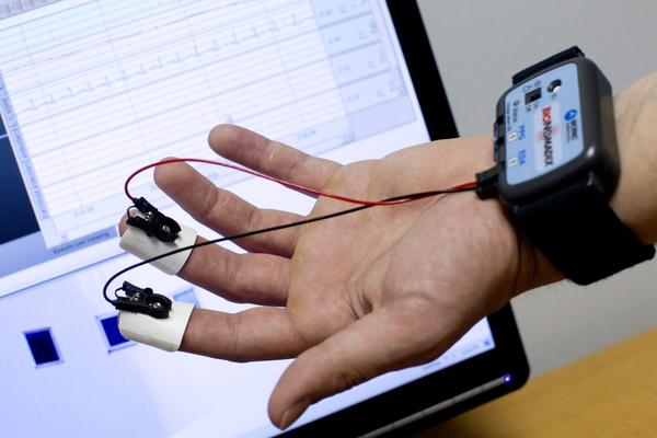 在听的同时,研究人员会检测 皮肤电导反应(skin conductance response