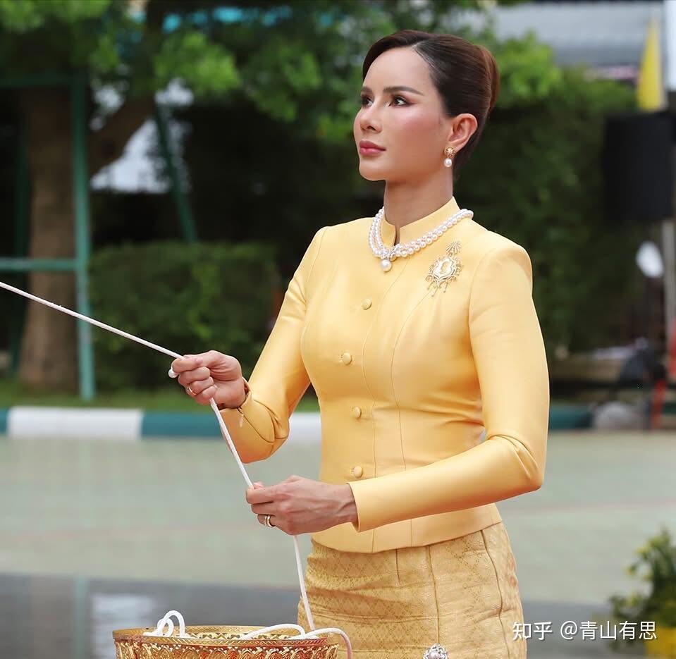 泰王室后宫风云再起:诗妃明艳回归,新宠穿泰丝套装玩“消消乐” - 知乎