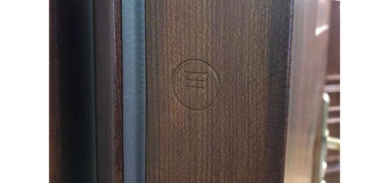 防伪钢印厚度最为重要,最好选择安全等级最高的甲级防盗门,门扇外板和