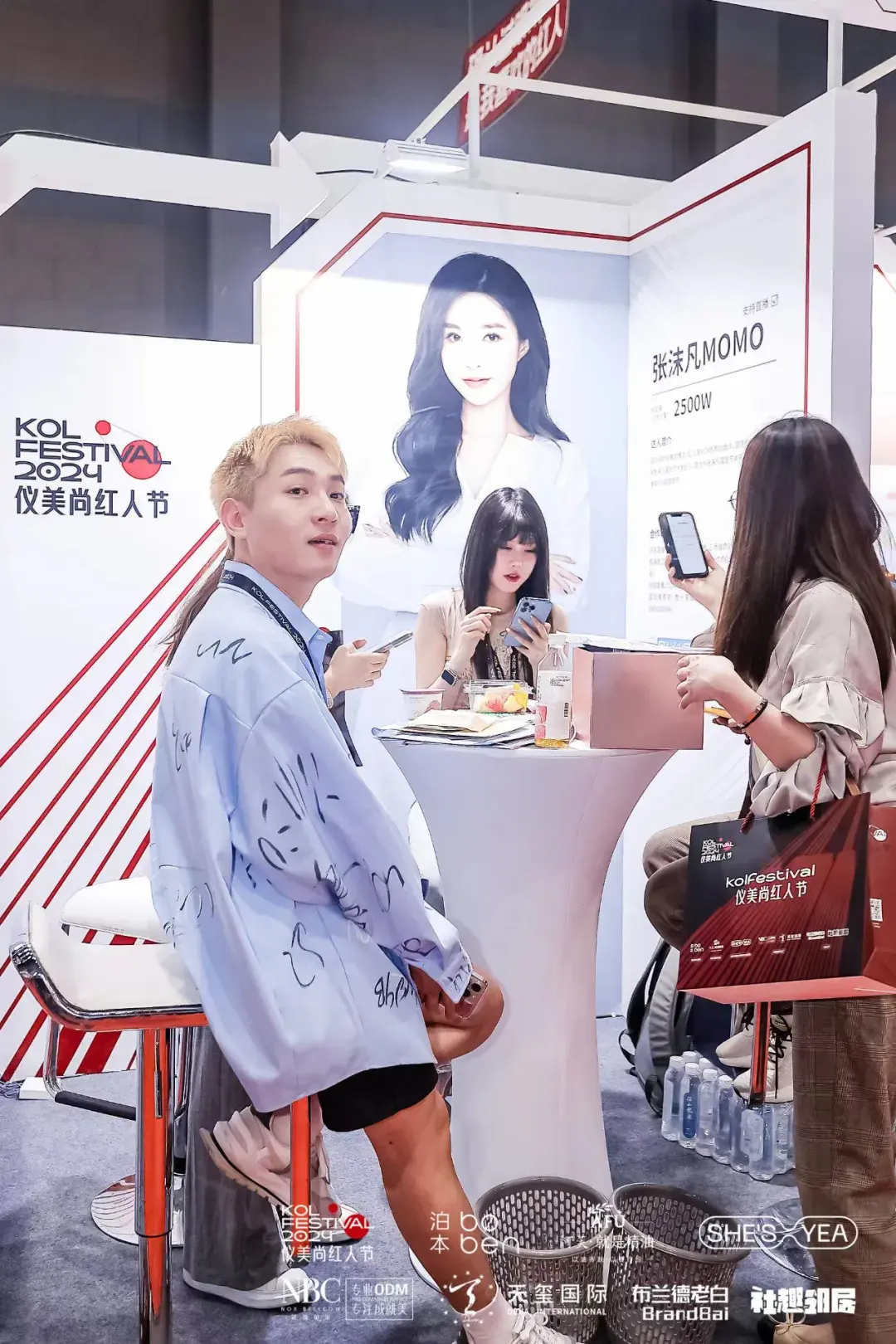 据张沫凡momo商务经理张晗介绍,一直以来,张沫凡都在国货美妆,滋补