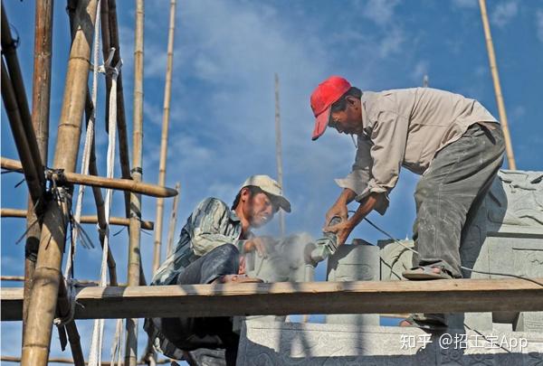 近年來,建築行業出現一現象工地招工難,建築工人找活難.