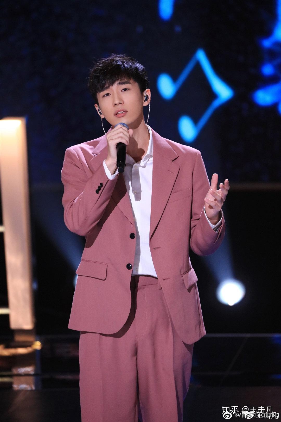 方文山黄俊郎都给他写词,曹杨把首专《规定情境》做成了"cd音乐剧"!