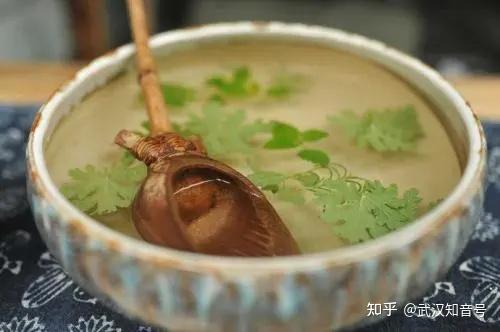 每逢端午,人们包粽子,挂艾草,除此之外,浴兰汤也是端午节的一项重要