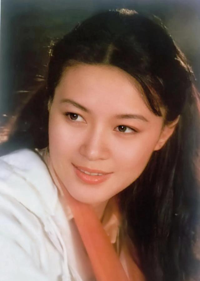 演员方舒，离婚后独自抚养两个女儿19年，和普通百姓没两样 - 知乎
