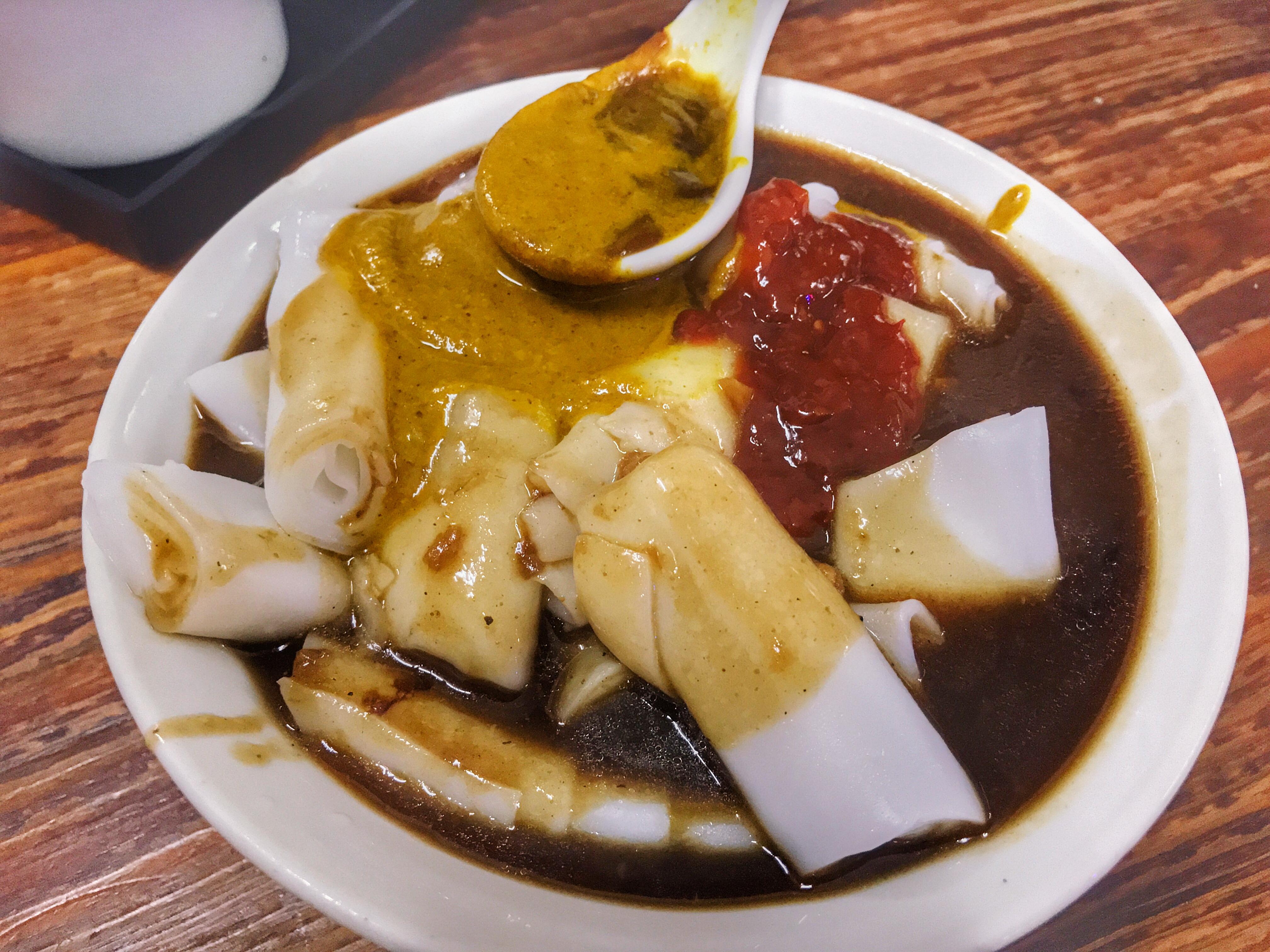 然后将猪肠粉宽衣解带,耐心地用筷子让雪白的肠粉沾满酱汁,这一耐人