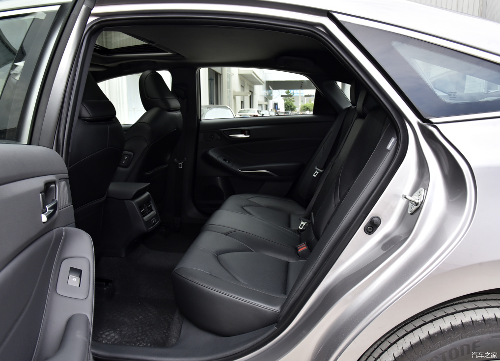 20万级丰田旗舰,亚洲龙选哪款最划算?