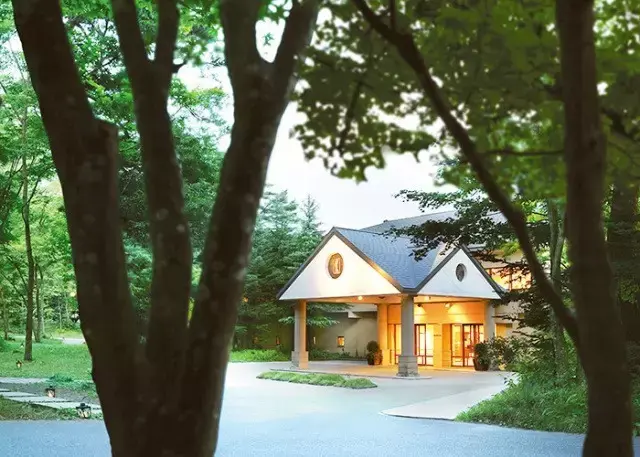 身处海拔约1000公尺的高原,四周被浅间山,鼻曲山,碓冰岭等山峰包围