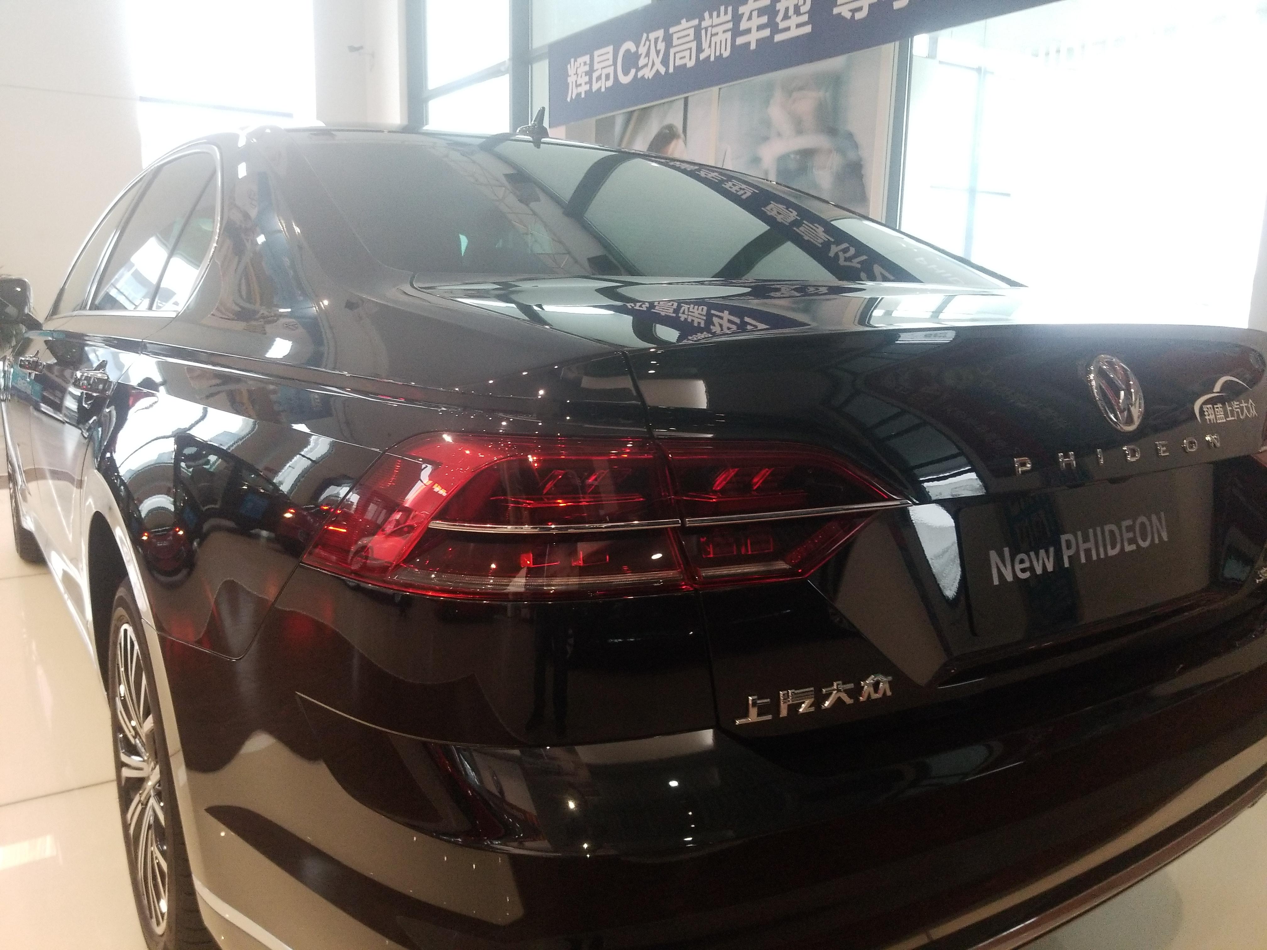 到店实拍2021款大众辉昂黑色的涂装质感足配空气悬架双离合