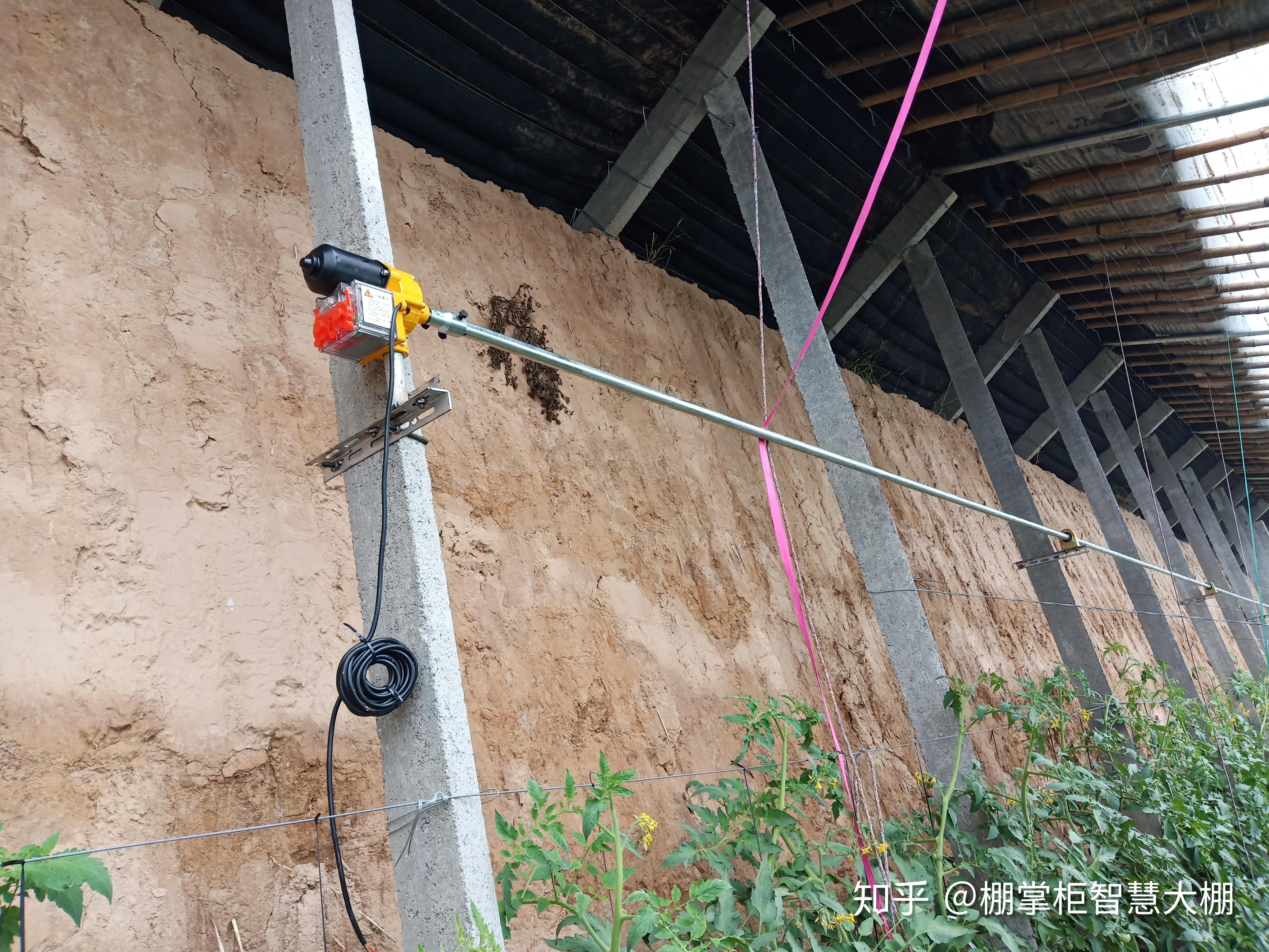 随着科技的发展,大棚种植也越来越现代化,许多棚户从人工拉绳开风口到