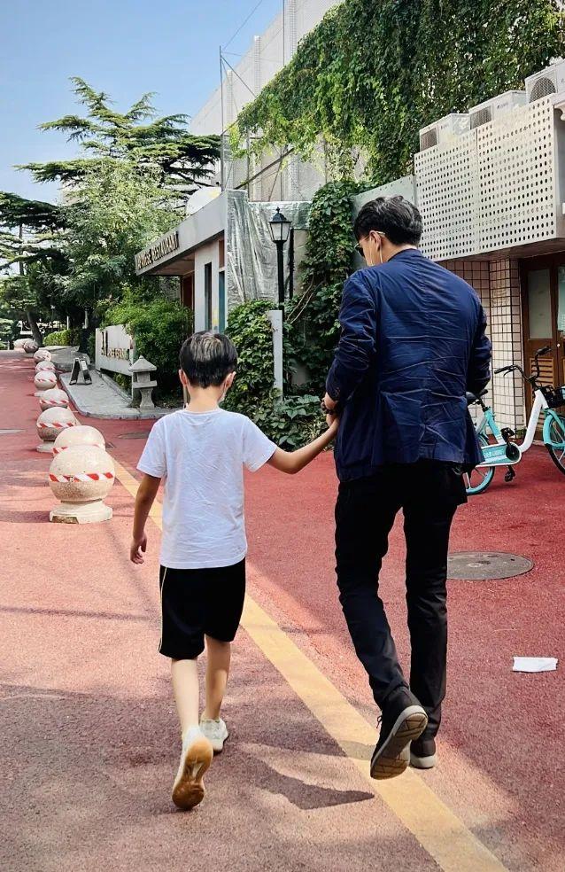 李佳为46岁靳东庆生,父子三人玩叠罗汉,李佳淡定拍照好幸福 - 知乎