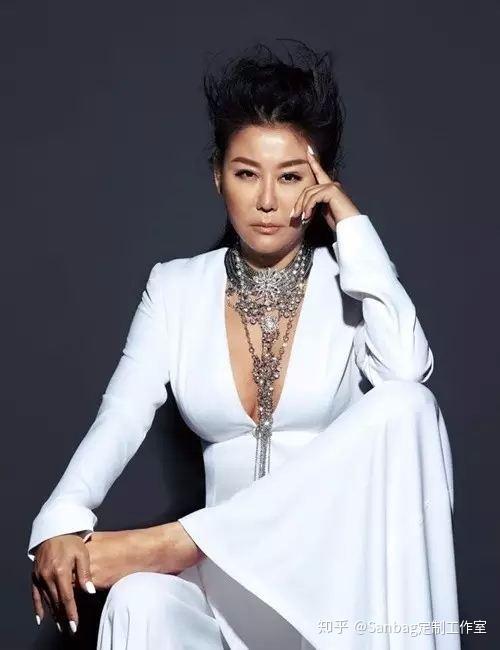 富婆 蓝心湄 爱马仕当呕吐袋 Lv当狗窝 与干儿子当众接吻 知乎