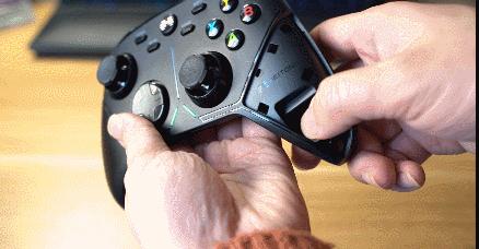 北通阿修罗3手柄激光晒纹握把正面外壳是可以拆卸的,拆卸后可自己用