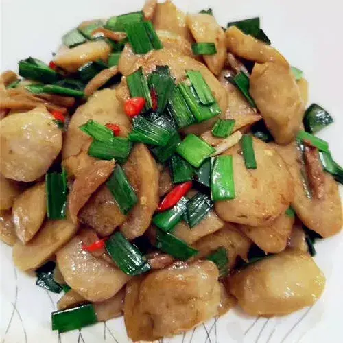 土话叫"肉撮",是猪肉和薯粉拌做成的肉丸子,是宁都的一大特色,也是