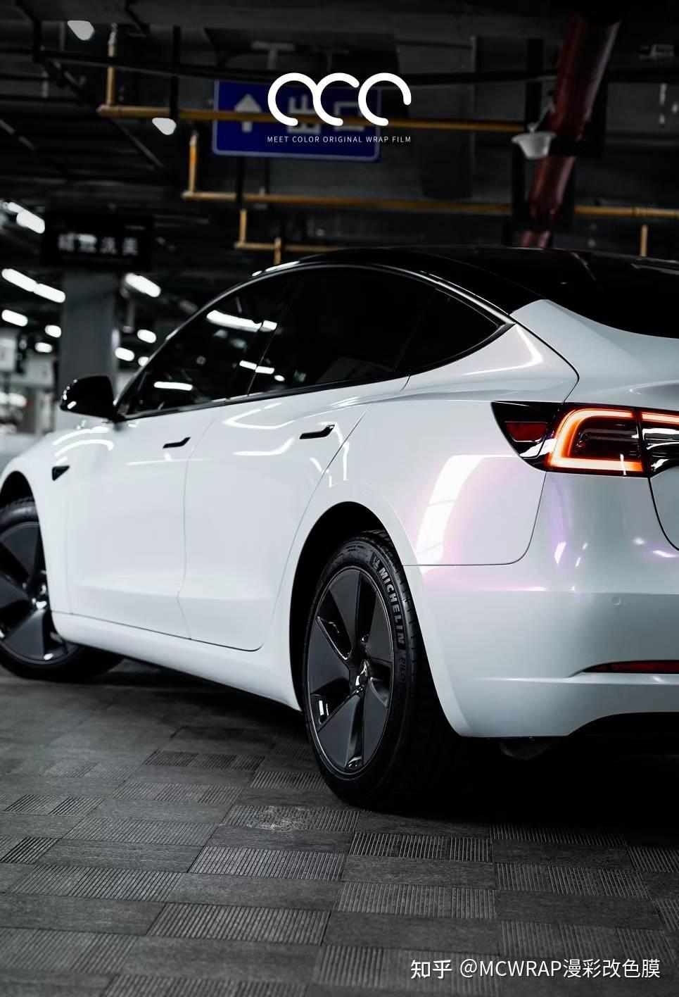 特斯拉model3车身贴膜漫彩白变紫