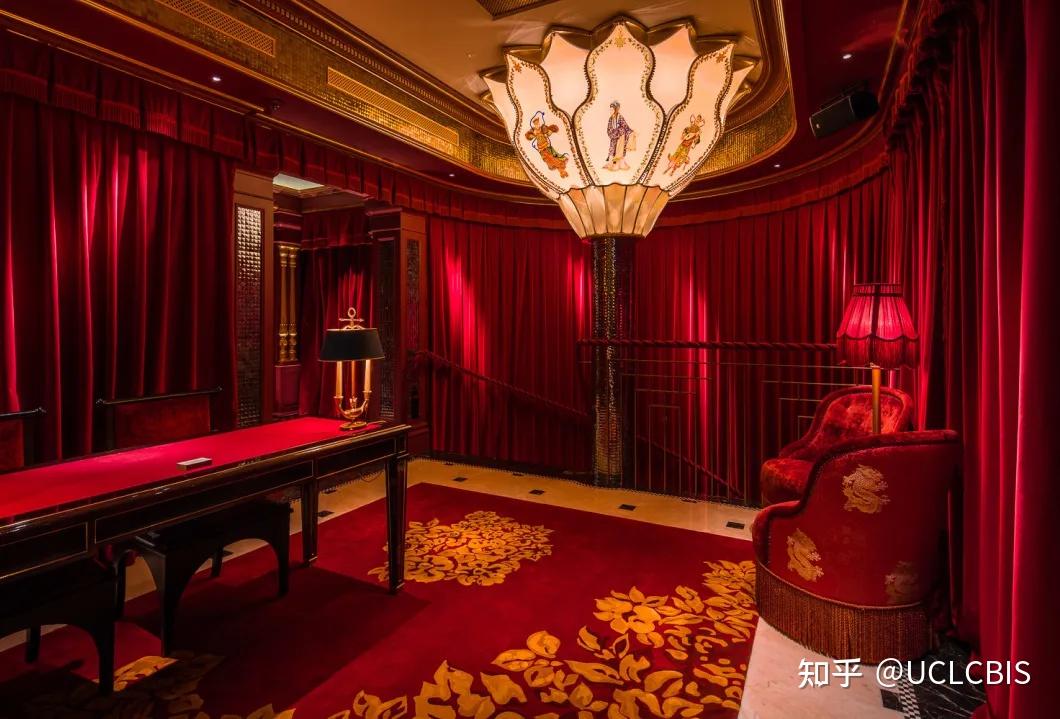 室内装修以红色为主,同时墙壁和柱子使用古香古色的帷帐和蜡烛加以