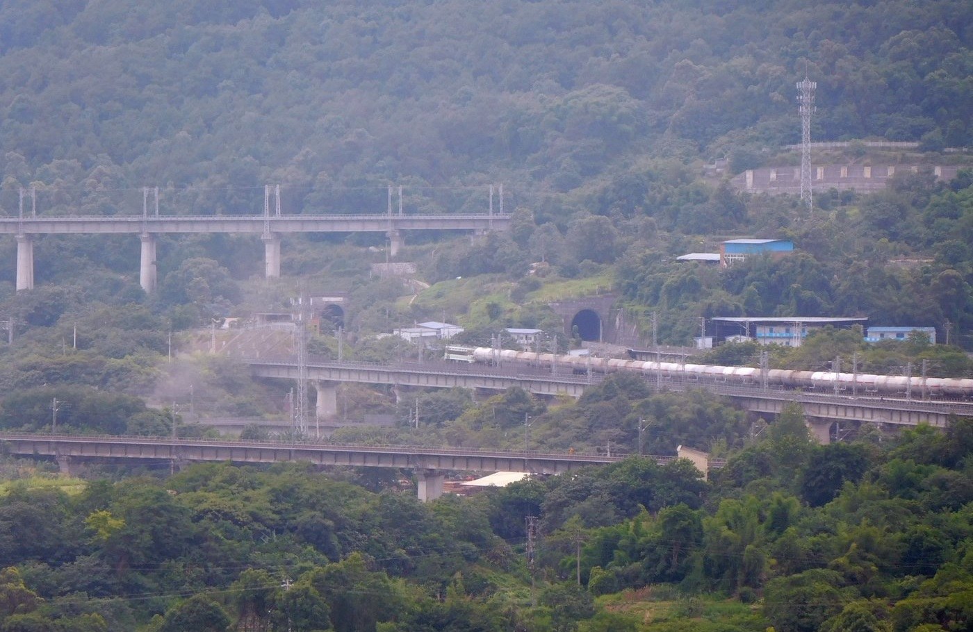 1 天前 9月27日下午14时,歌乐山隧道因为出现裂缝,所以开始了紧急