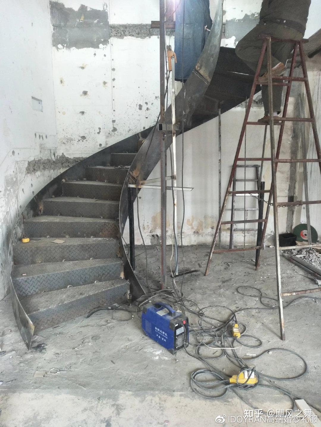 就顺势而上,一个一个焊接踏步板主体完工我们的旋转楼梯主体完工啦!