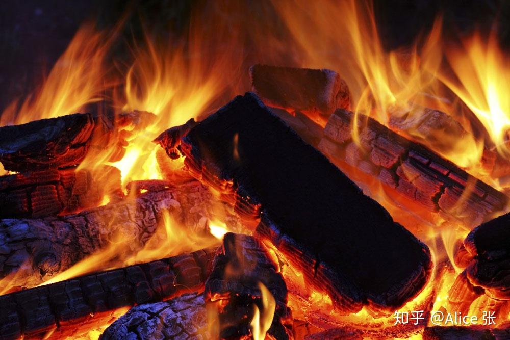 1,可燃物的燃烧过程2,可燃物的燃烧特点(1)固体物质的燃烧特点1.