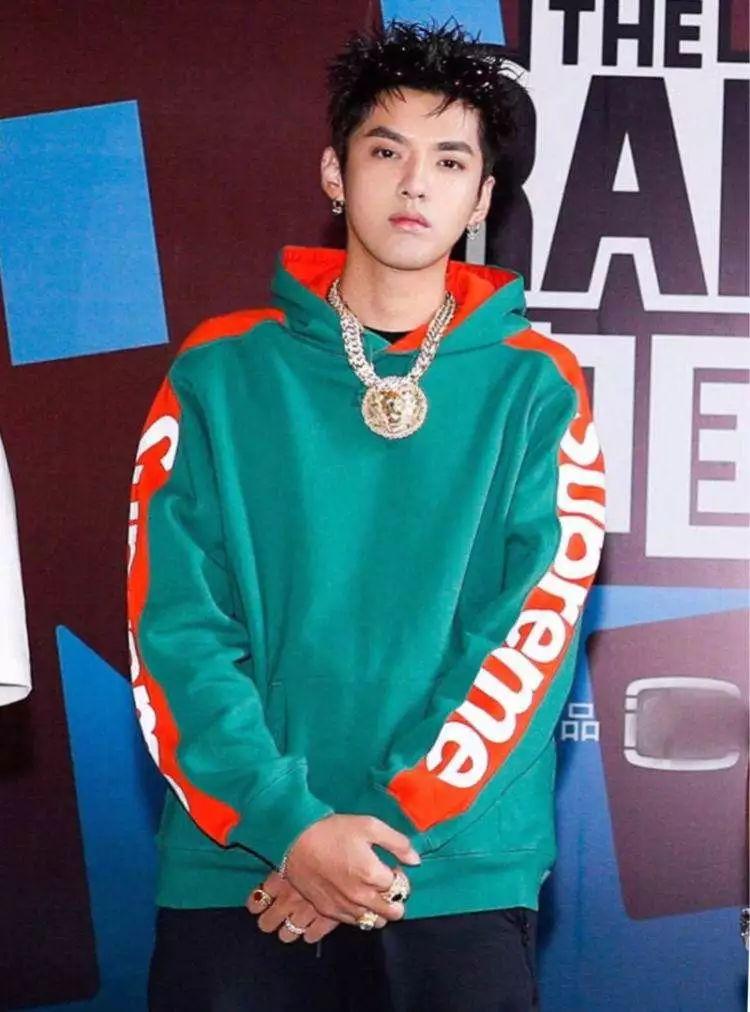 而以吴亦凡,鹿晗等为代表的明星穿上supreme标识的服装后,其背后狂热
