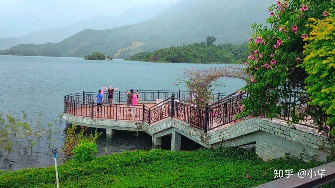 霏霏雨丝俏浇恬润着钟灵毓秀水碧山青的老挝海南俄湖 