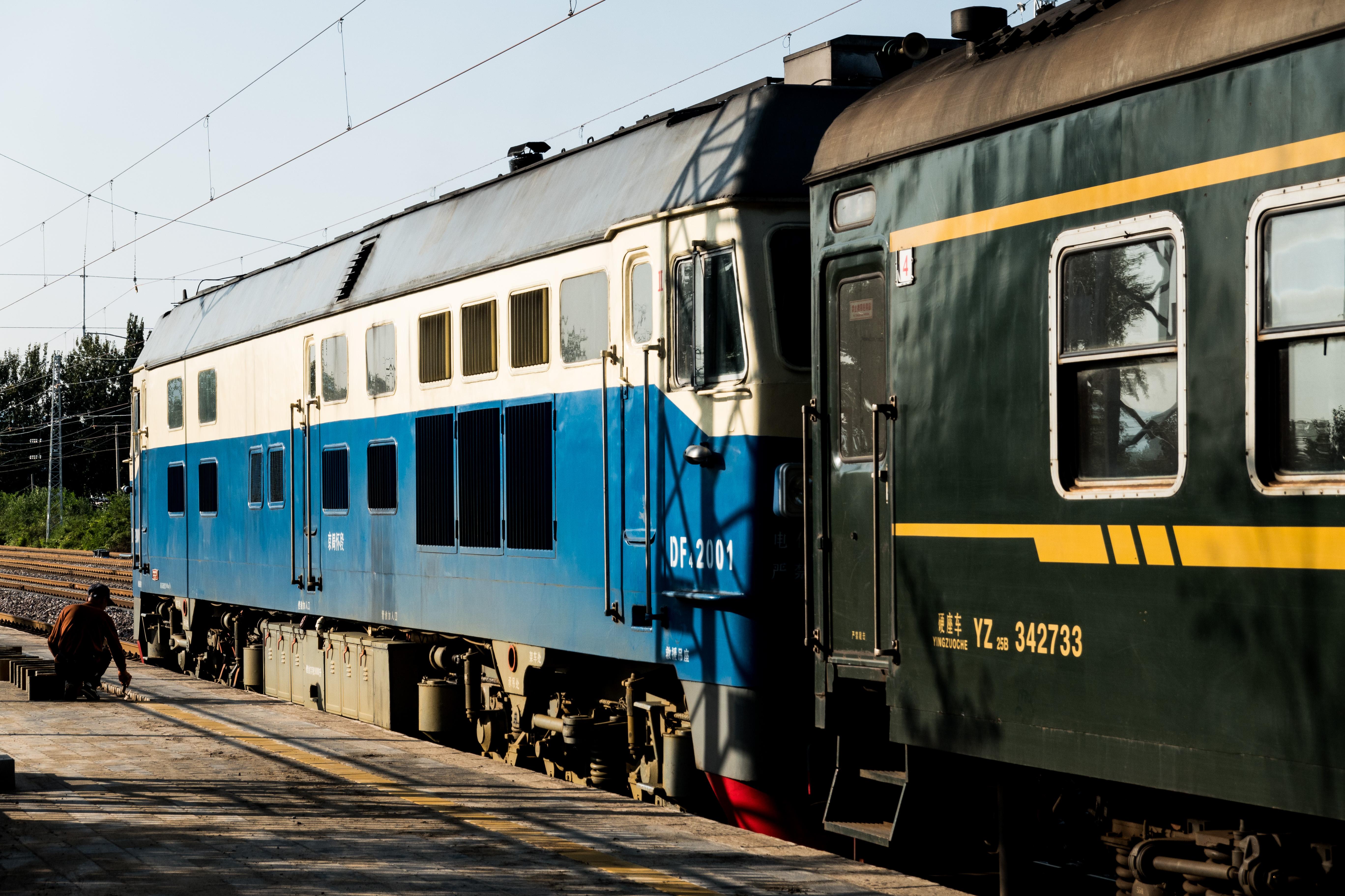 df4c-2001柴油机车4472次列车水牌4472次驶离官高乘降所作为一个乘降