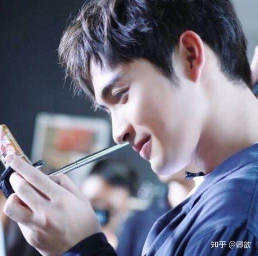 张彬彬啊!眉眼里面有星星 笑起来暖炸    宝藏男孩没错啦