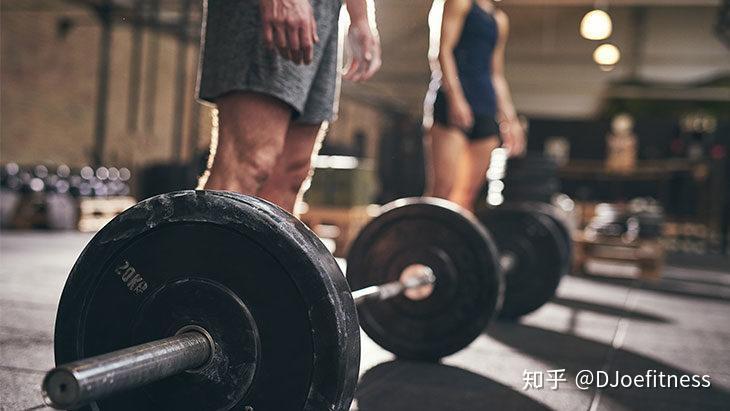 你举铁可以消耗多少卡路里?杠铃、哑铃是你健身房最好的新朋友。 - 知乎